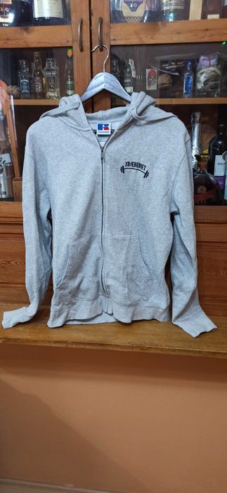 дамско яке Anti Blue р-р М-35 лв; дамски суитчър Russell р-р М-18 лв.