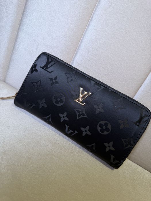 Poertofel Louis Vuitton- negru cu logo si fermoar auriu