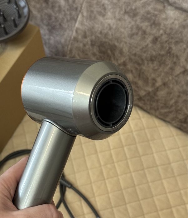 Продаю фен Dyson