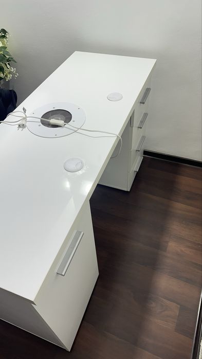 Masa manichiura cu aspirator