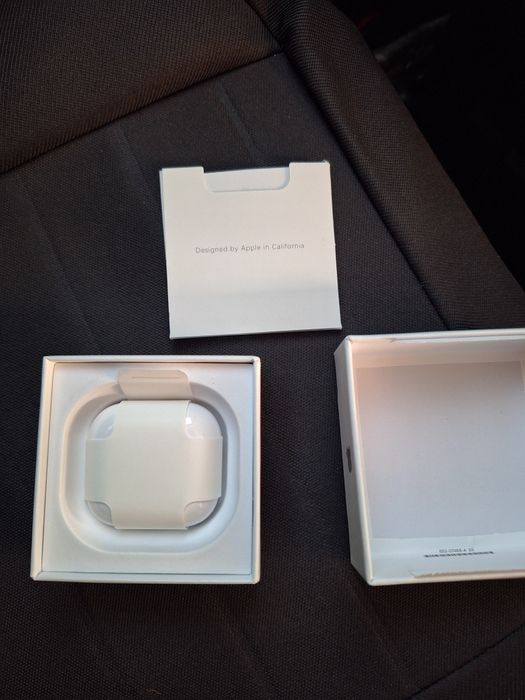 AirPods 4 cu Noise Cancelling