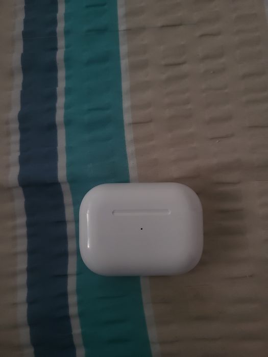Căști Bluetooth tip AirPods – compatibile Apple, stare excelentă, bate