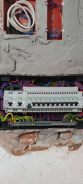 electrician  autorizat a.n.r.e. instalatii  electrice