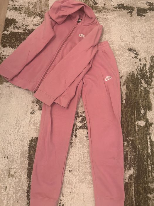 Vand trenig nike defect in poza pantaloni au o pata