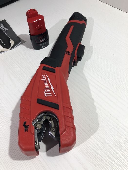Milwaukee C12 PC pentru debitat țevi