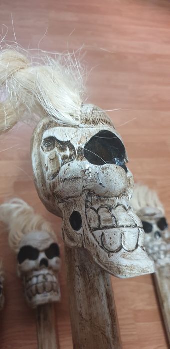 Totem  cu cap de craniu din lemn