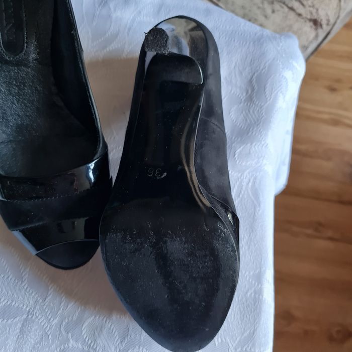 Черни обувки на фирма МАРТИНИ на висок ток