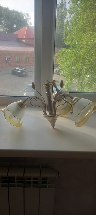 Люстра трехрожковая