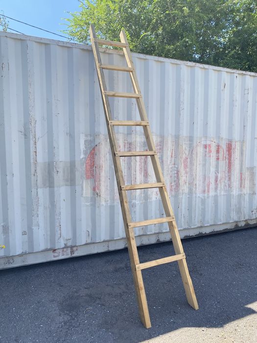 Лестница деревянная