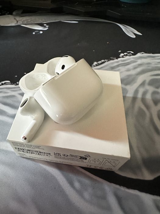 Airpods 4 noise cancelling