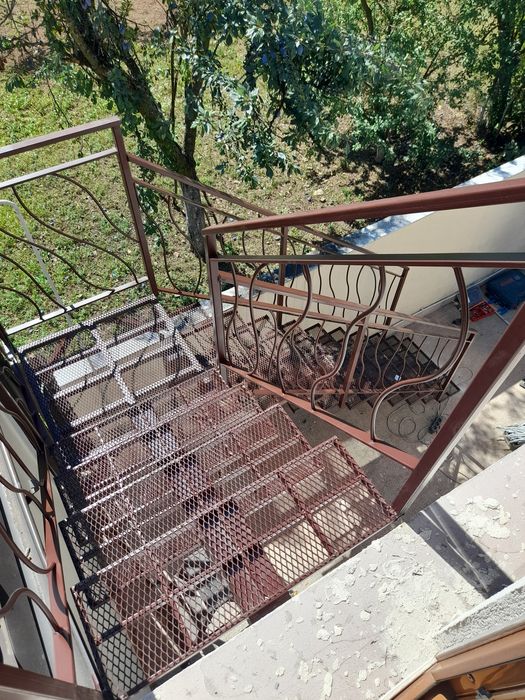 Scări metalice exterioare și interioare