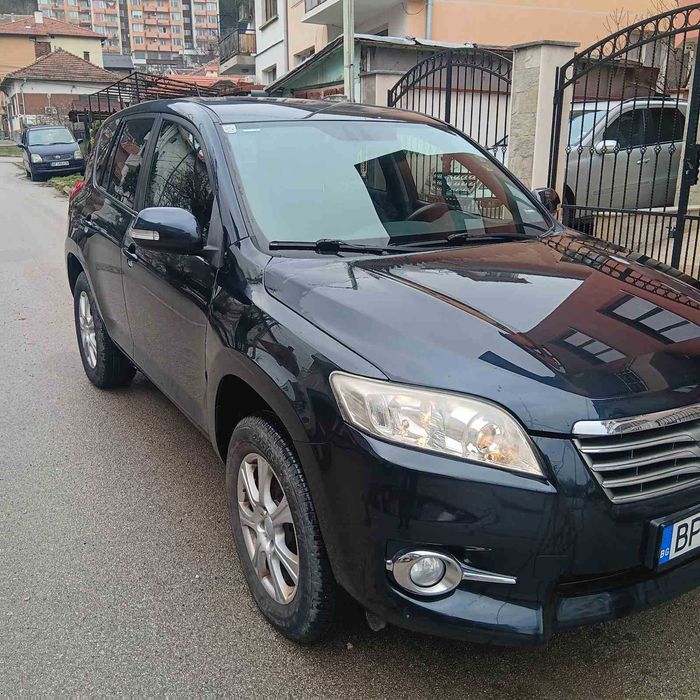 Продавам тойота rav4