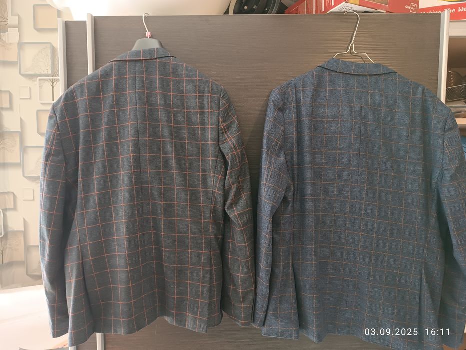 Костюми Андрюс веднъж обличани