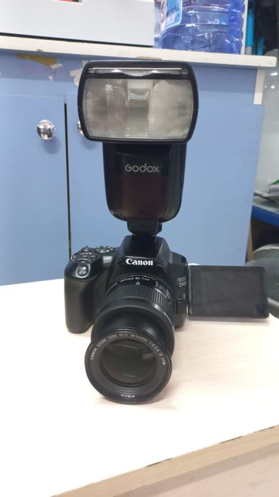 Фотоапарат Canon 250D