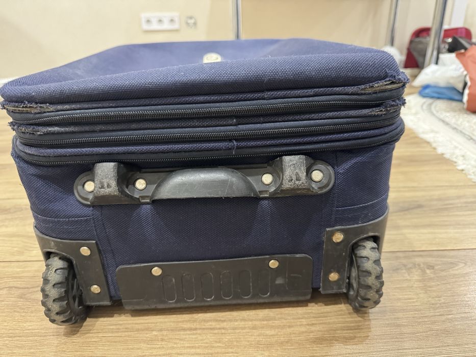 Продам чемодан маленький