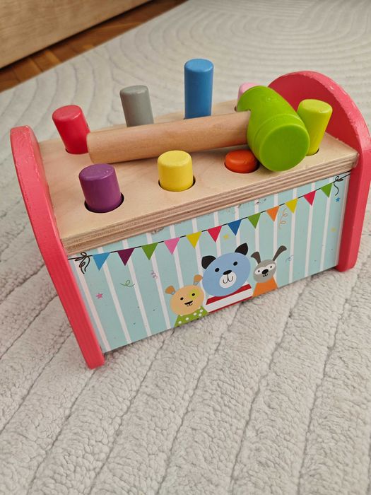 Дървена играчка с чукче за двигателни умения