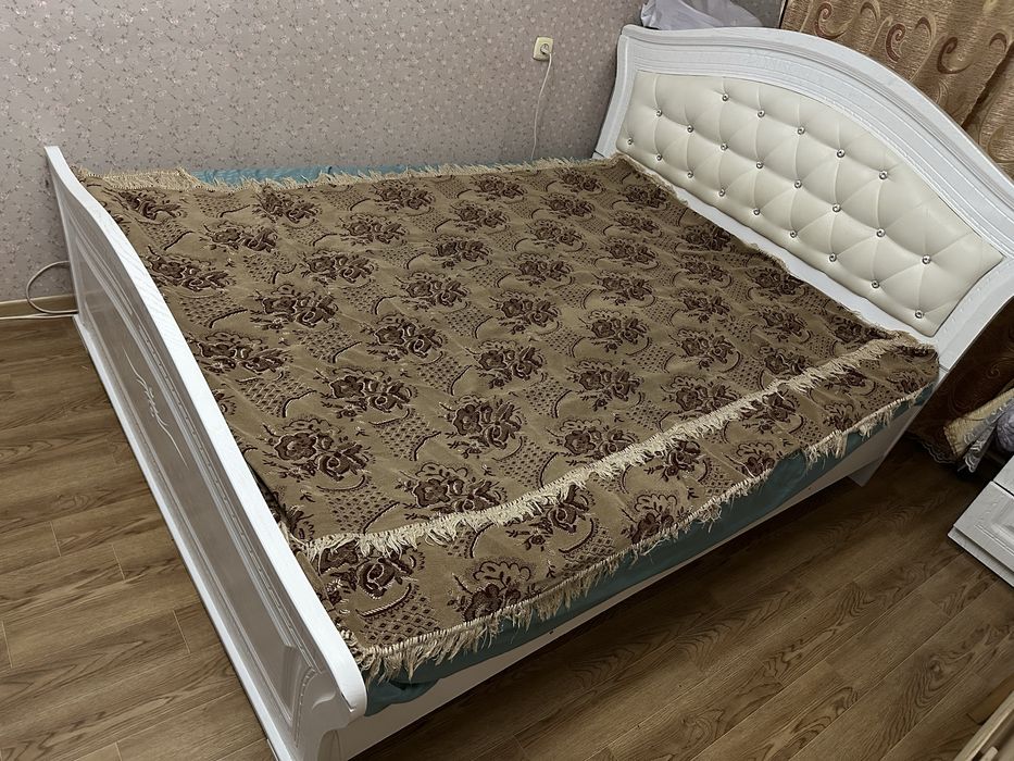 Двуспальная кровать