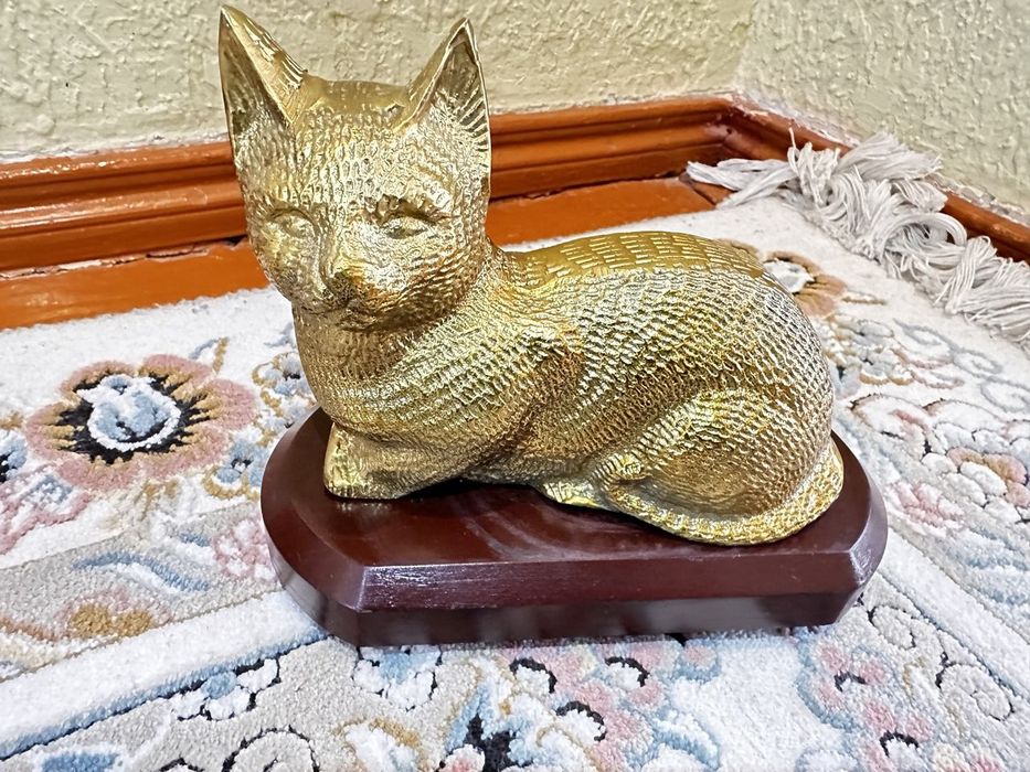 статуэтка золотого кота,
