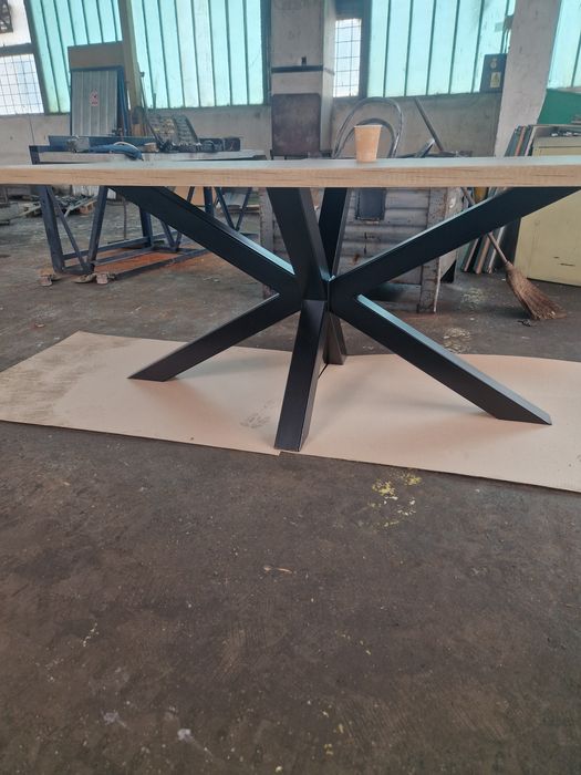 Masă cu schelet metalic și masă lemn masiv