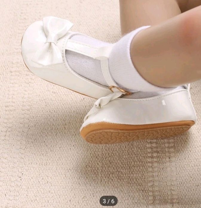 Бели бебешки пантофи