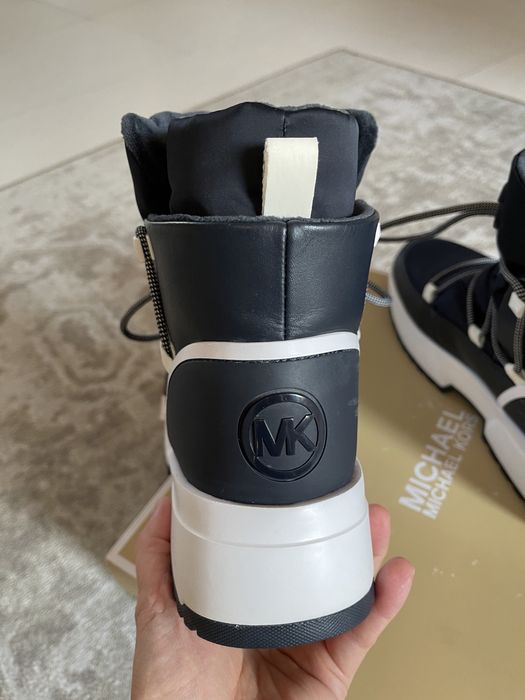 Продам новые дутики -ботинки  MICHAEL KORS