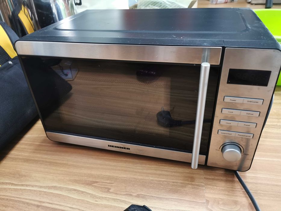 Cuptor microunde Heinner HMW-20DBKSS.
