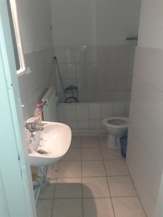 Dau in chirie apartament  la casa doua  camere plus una mica baie debara mobilat pt. birouri,curte acces auto,,ultracentral.