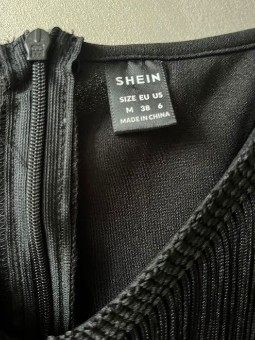 Малка черна рокля SHEIN с ресни