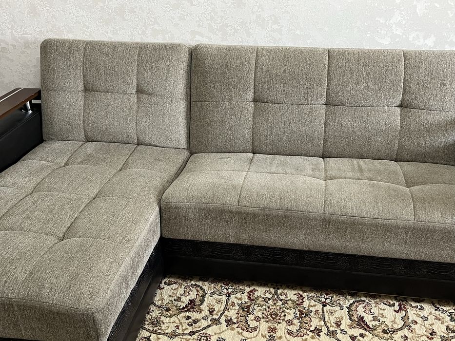 Диван серый для гостиной.