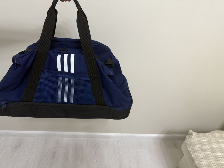 Оригинальная спортивная сумка Adidas, отличное состояние
