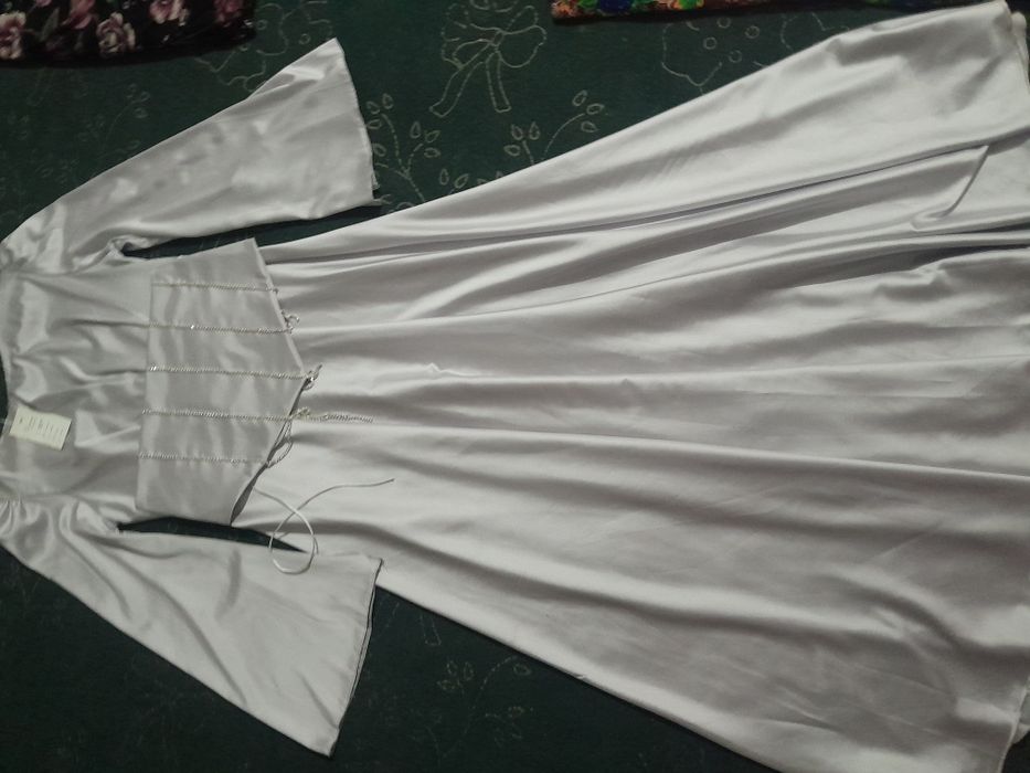 Bazmlar va ko'chaga ko'ylak, adrasiviy matodan, yangi