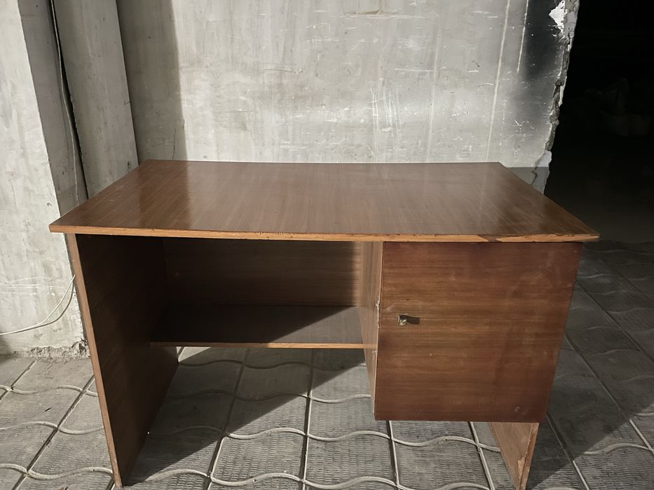 Продается письменный стол в хорошем состоянии