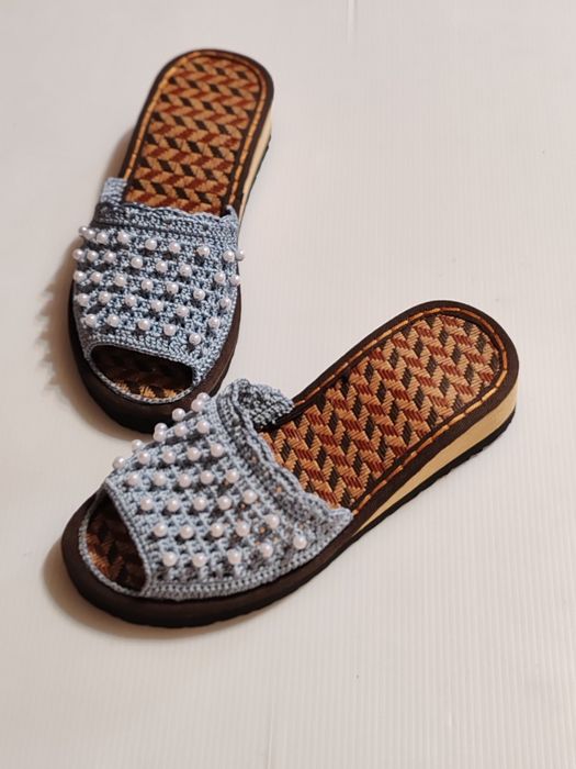 Қолдан тоқылған аяқ киімдер.