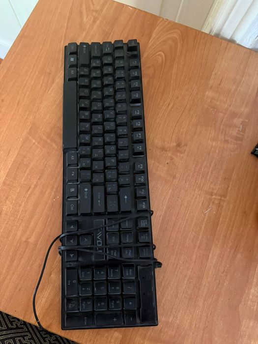 Отдам клавиатуры и коврики.