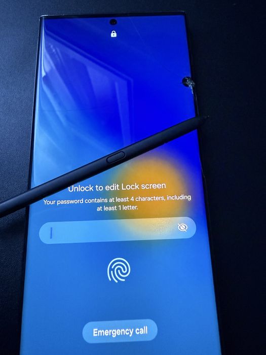 Samsung Galaxy S23 Ultra – 100% funcțional (Ecran fisurat cu punct / Spate crăpat)