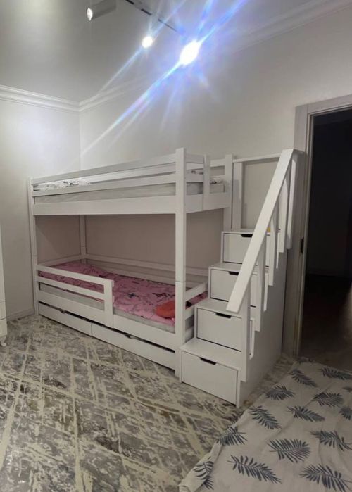 Деревянная двухъярусная кровать для детей