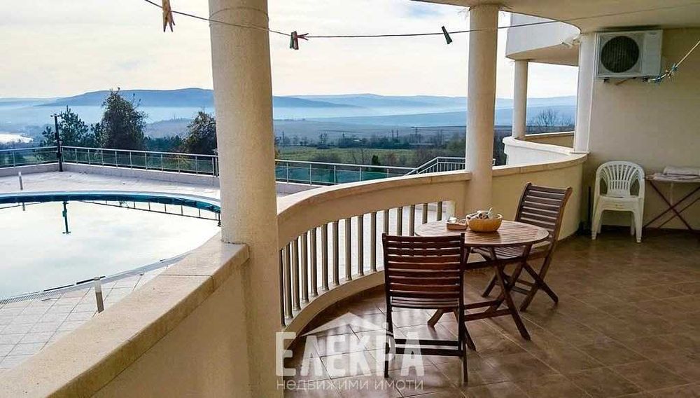 тристаен апартамент с удивителна морска панорама в гр. Бяла.