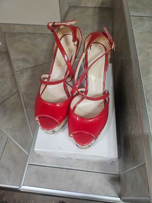 Дамски обувки с цяла подметка