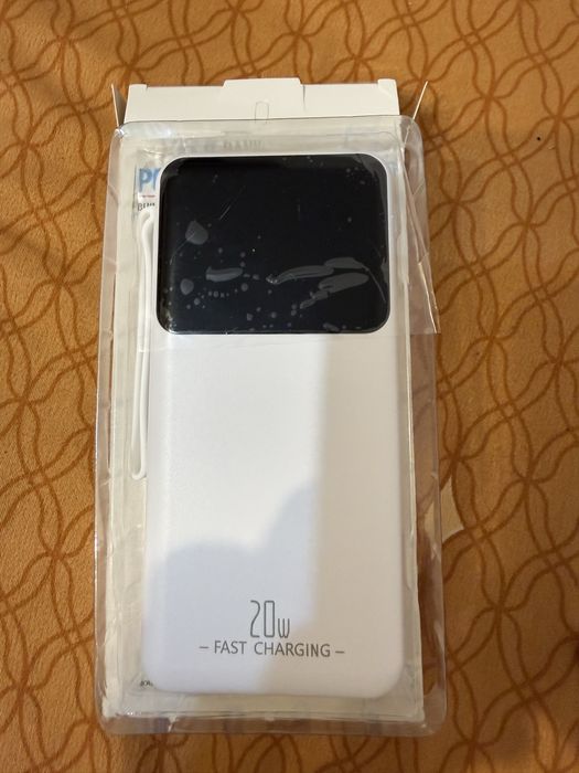 Baterie externă 6000mah cu 4 cabluri integrate,lanterna,afișaj led