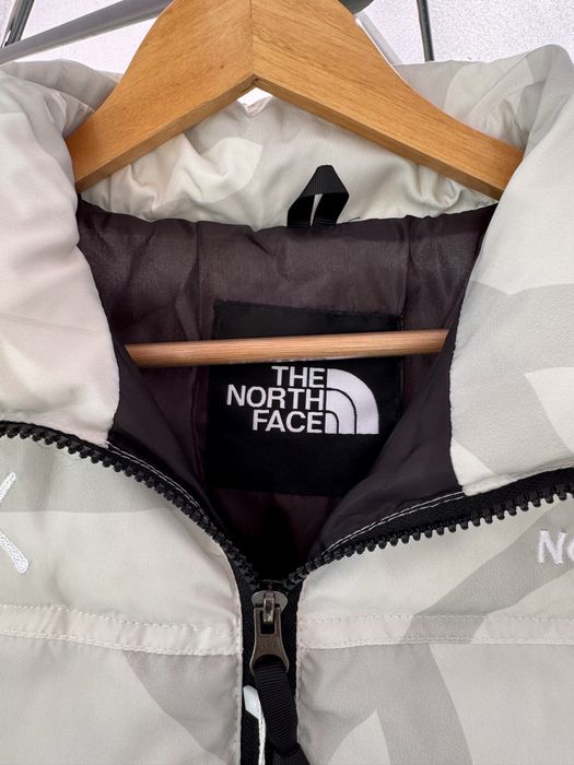 Geaca North Face x Kaws (marimi: M,L)