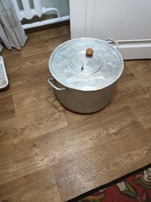 Продам алюминиевый бачок.