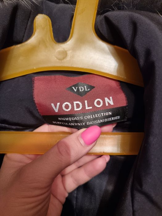 Женская куртка с капюшоном