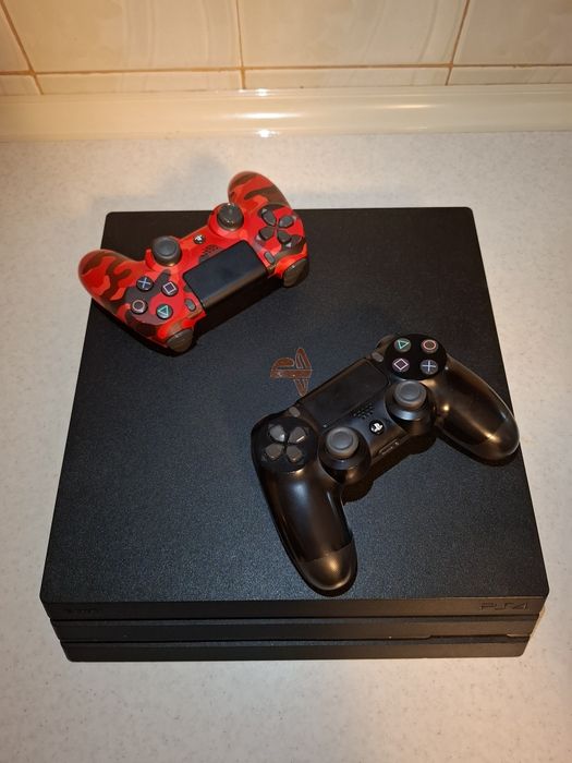 PS4 PRO 1TB + 2 manete