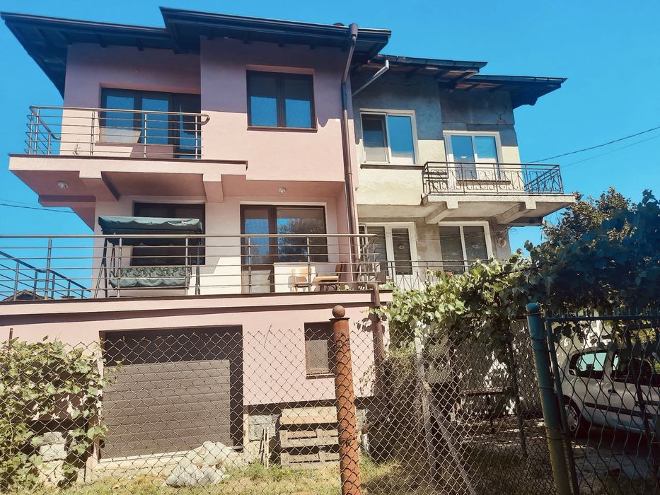 Продавам къща в с.Драгичево на 15 км от гр.София