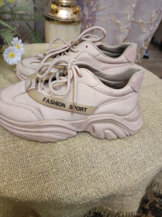 Босоножки , крассовки 40-41 раз.