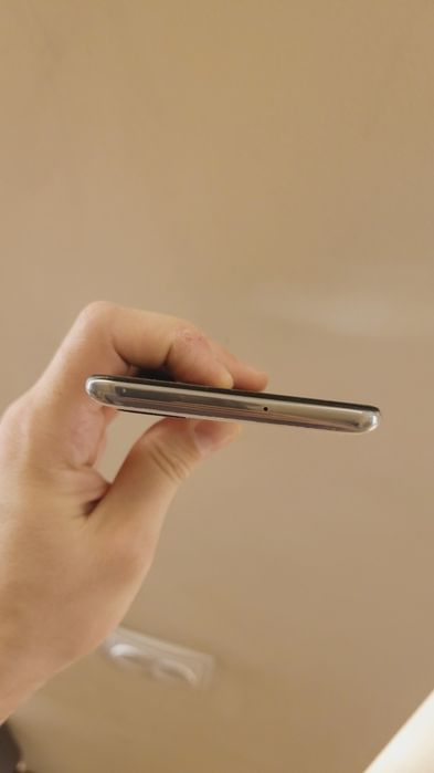 Galaxy A51 4/64 holati rasmda krsatilgan