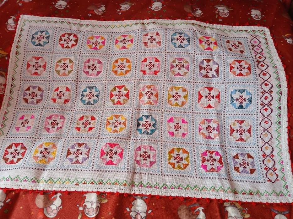 Fata de masa pe etamina