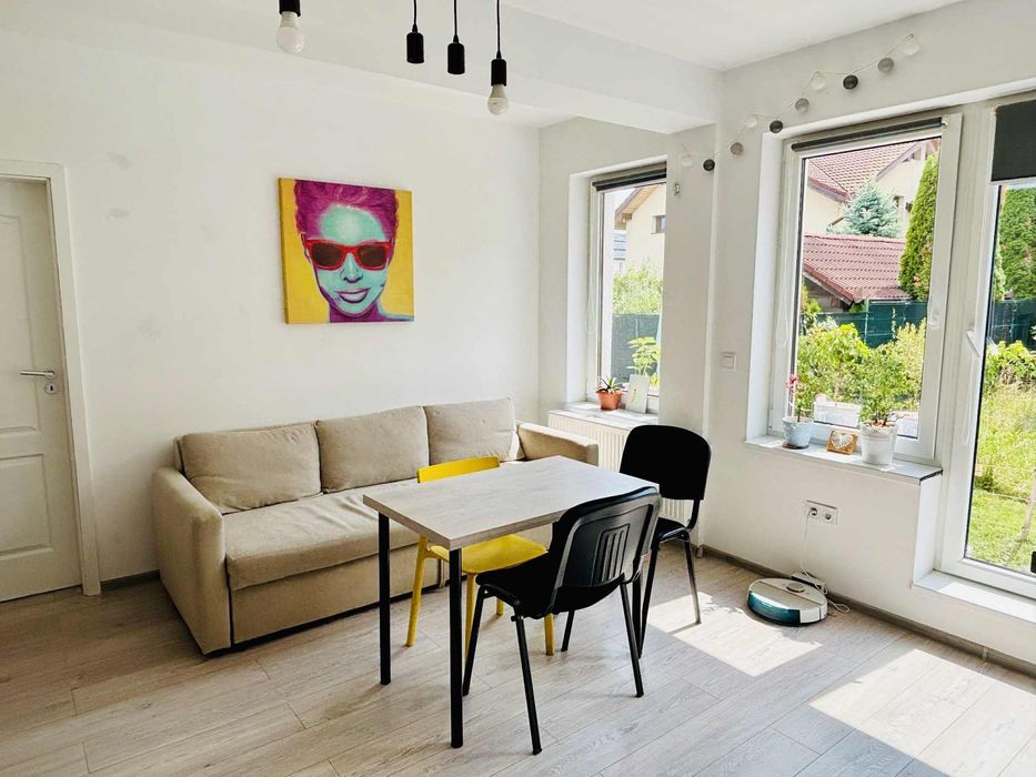 Apartament modern cu gradina.