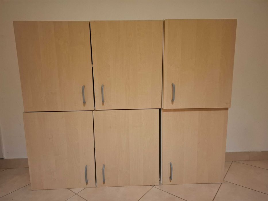 Corpuri superioare bucatarie, masa, cuptor cu microunde