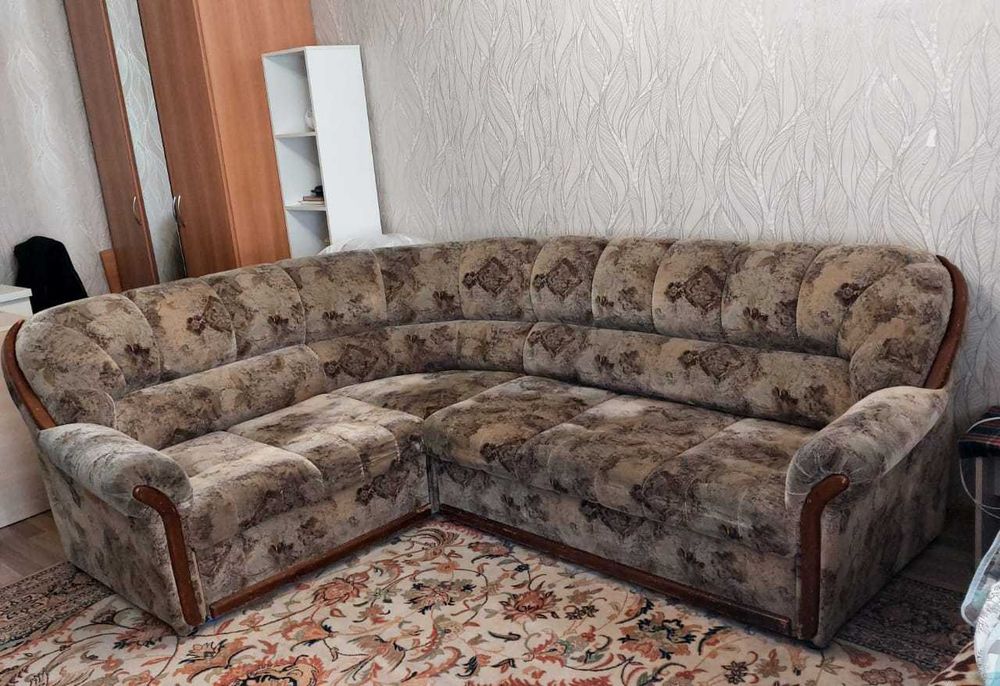 Диван угловой расклодной даром бесплатно  (самовывоз Абая)